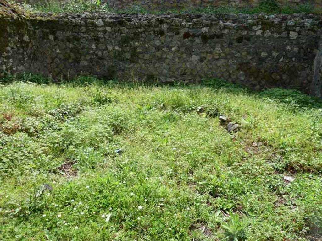 HGW23 Pompeii. May 2010. Remains of triclinium.