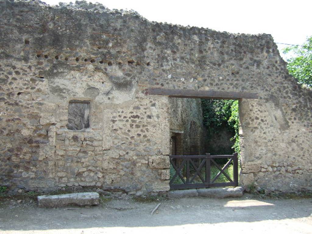 HGW25 Pompeii. May 2006. Looking west towards side entrance to Villa of Diomedes.
According to Fontaine, this would have been the entrance for the wagons/carts and would have led into the workers areas. 
