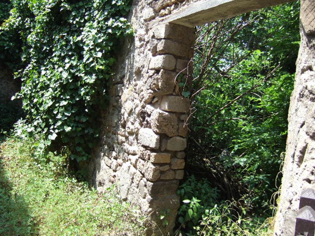 HGW25 Pompeii. May 2006. Looking north to doorway to servants quarters, from rear entrance.