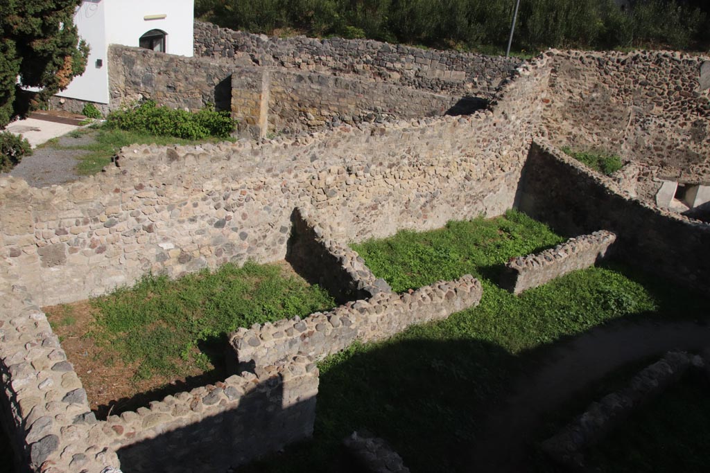 HGW24 Pompeii. Villa of Diomedes. October 2023. 
Looking north-east from upper terrace towards room 7,10 on left, 7,11 in centre, and 7,12 centre right. Photo courtesy of Klaus Heese.
