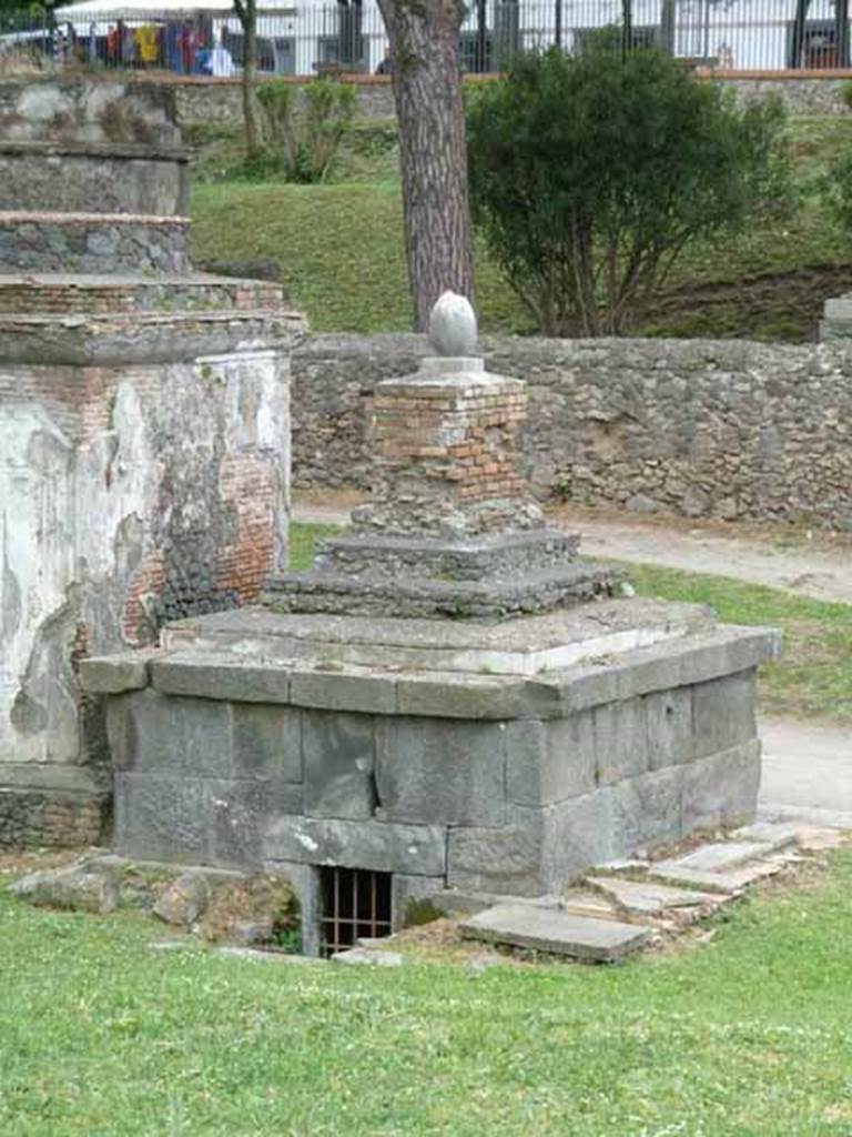 Pompeii Porta Nocera. Tomb 2EN, north rear side. May 2010.