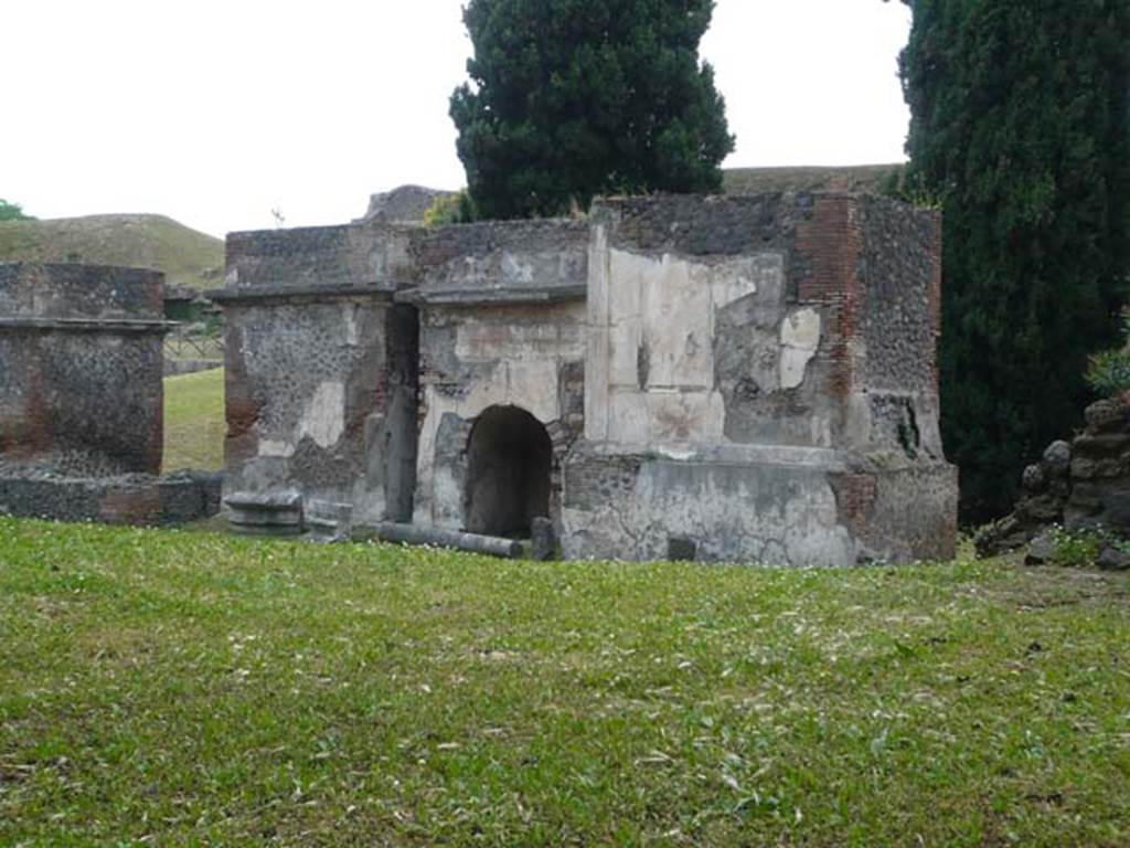 Pompeii Porta Nocera. May 2011. Via delle Tombe, looking north-west to 10EN, 12EN and 14EN.
Photo courtesy of Buzz Ferebee.
