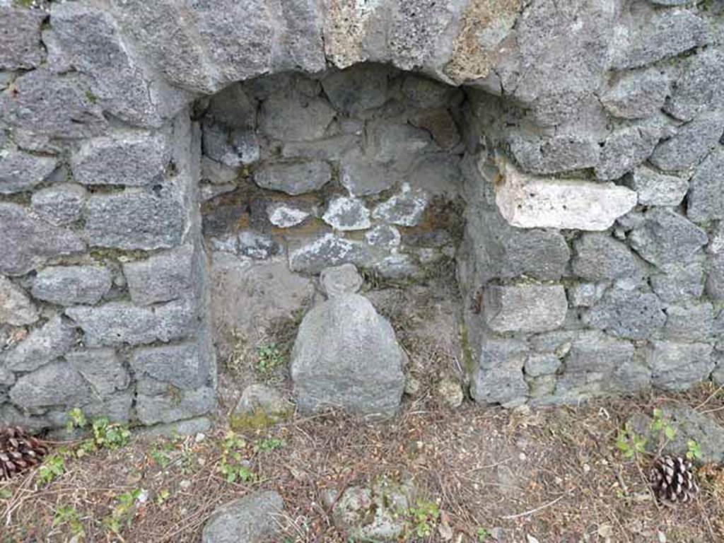 Pompeii Porta Nocera. Tomb 1ES, small niche near north-west corner, with remains of small columella. May 2010.