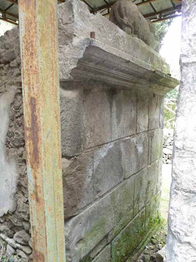 Pompeii Porta Nocera Tomb 31OS. May 2010. Looking north to the front along the east side.
