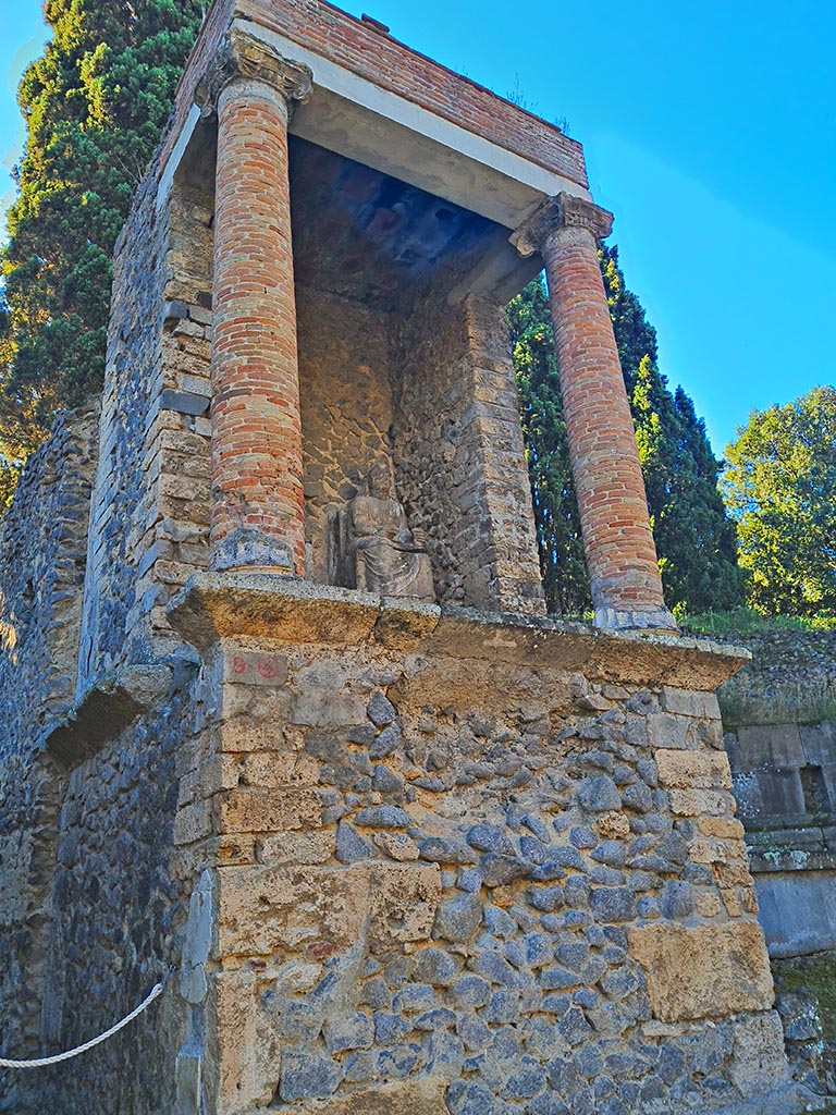 Pompeii Porta Nocera. October 2024.
Tomb 9OS. Tomb of a magistrate?  View from east side showing female seated figure.
Photo courtesy of Giuseppe Ciaramella.
