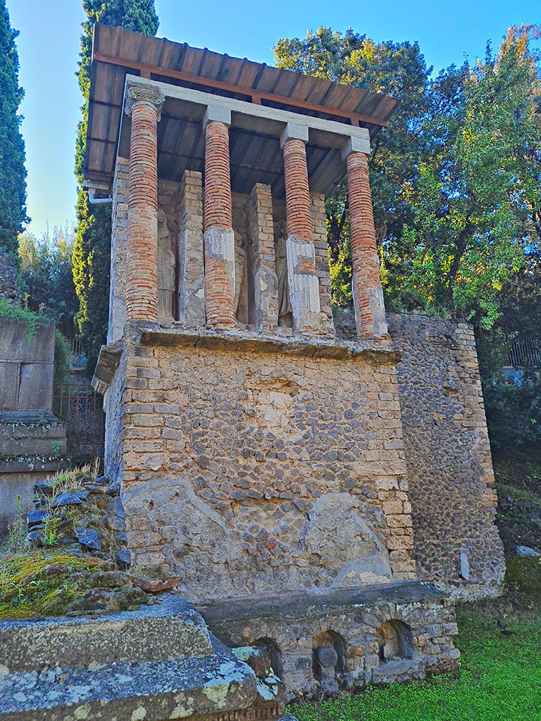 Pompeii Porta Nocera. October 2024.
Tombs 11OS, west side on the left, and looking towards 13OS, on the right. 
Photo courtesy of Giuseppe Ciaramella.
