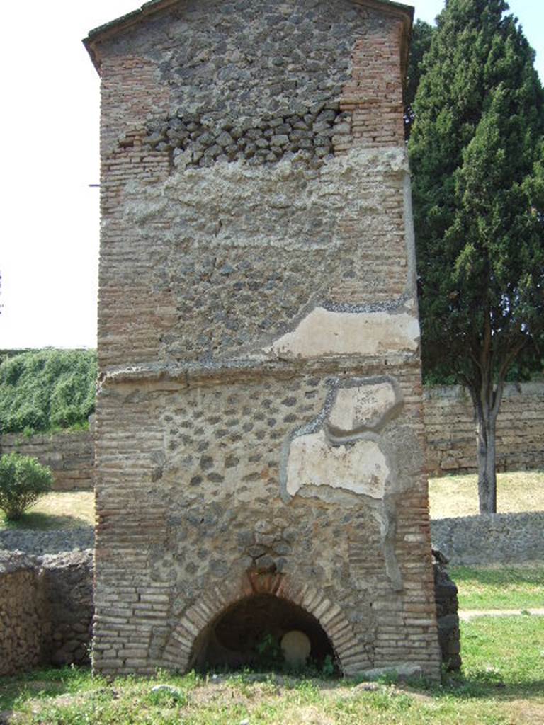 Pompeii Porta Nocera Tomb 23OS. South rear side of tomb. May 2006.