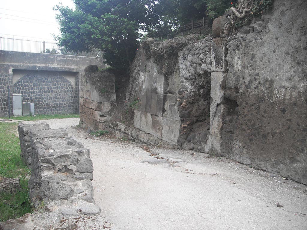 Pompeii Porta Sarno Necropolis. May 2010. Via dell’Abbondanza running through the Porta Sarno. 
The road is now blocked by the railway line but would have joined the north-south auxiliary road and continued to the necropolis. 
Photo courtesy of Ivo van der Graaff.

