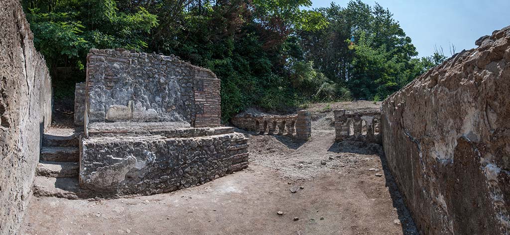 Pompeii Porta Sarno Necropolis. 2017. Tomb enclosure A, funerary site with a monument on podium. 
Looking south to entrance and wall with arched openings. Photo courtesy Necropolis of Porta Sarno Research Project.
