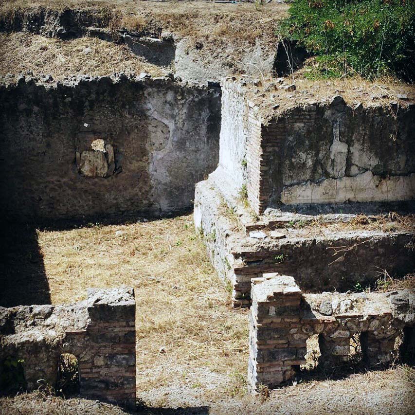 Pompeii Porta Sarno Necropolis. 2018. Podium tomb A. Funerary site with a monument on podium and enclosure.
The enclosure has its entrance on the south side which has a wall perforated by a series of small arches.
Photo courtesy Necropolis of Porta Sarno Research Project.

