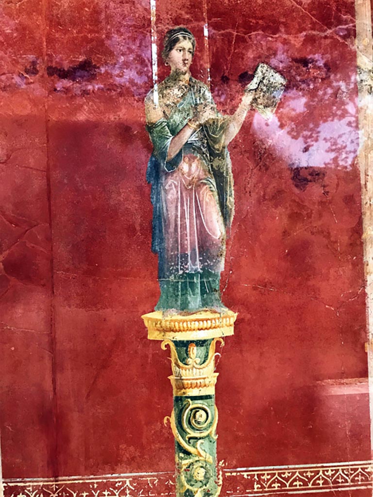 Complesso dei triclini in località Moregine a Pompei. December 2019. 
Triclinium A, north wall, Clio the Muse of history, with a scroll. Photo courtesy of Giuseppe Ciaramella.
