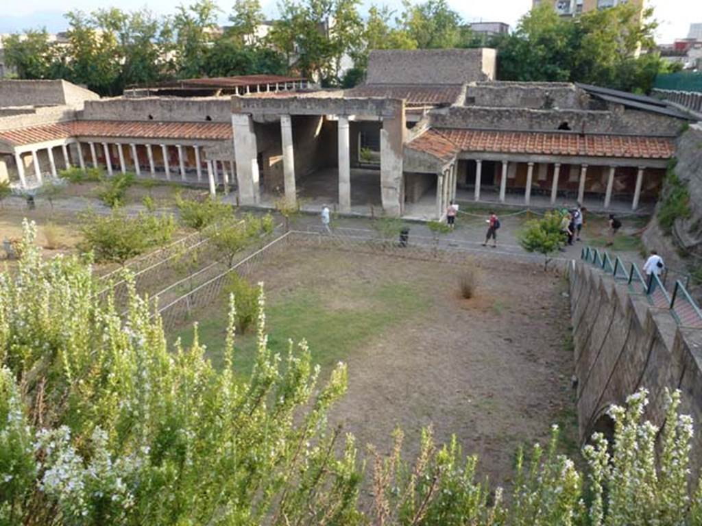 Oplontis Villa of Poppea, September 2011. Looking south down from the ticket office level towards villa with the entrance steps on the right. 
Photo courtesy of Michael Binns.
