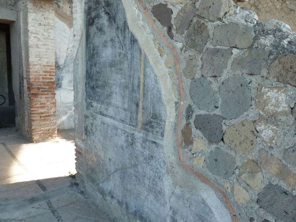 Stabiae, Secondo Complesso, September 2015. Room 16, west wall with remaining decoration and terracotta divide between ancient and reconstructed wall.