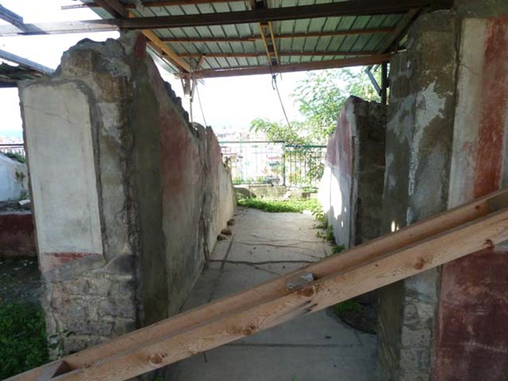 Stabiae, Secondo Complesso (Villa B), September 2015. Doorway to corridor 4 from north portico.