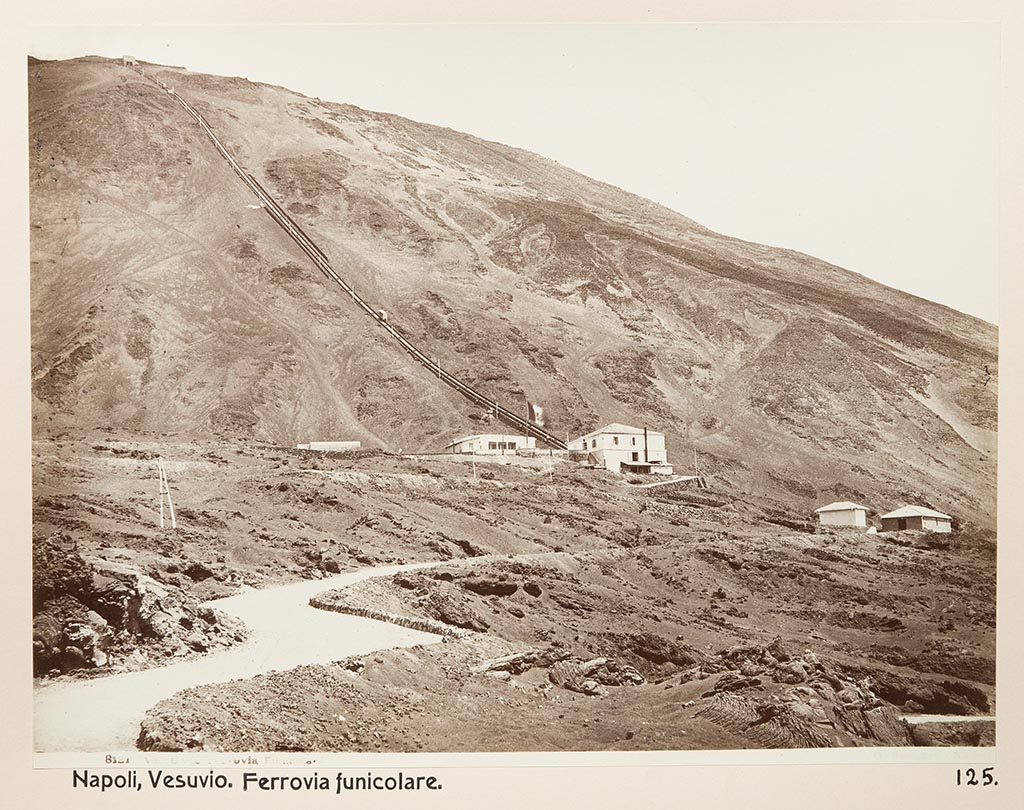 Vesuvius Funicular railway. Photograph No. 8121, by Sommer. Public domain, via Wikimedia Commons
Sommer 8121 Vesuvius Funicolare. Fotografi på Vesuvio - Hallwylska museet - 104197.
