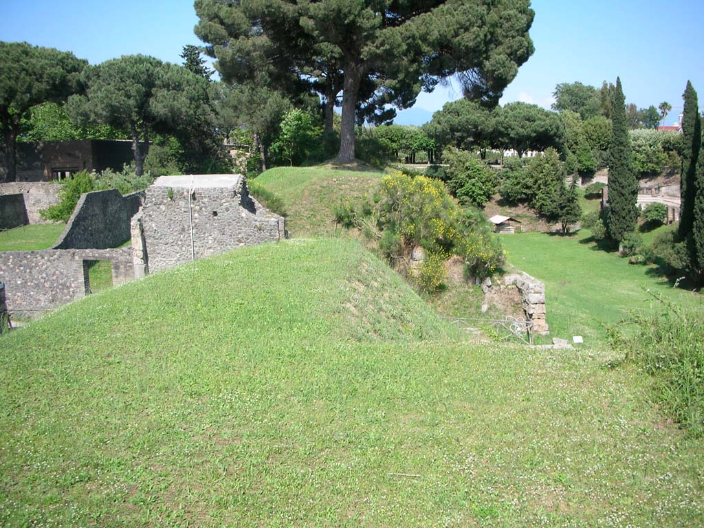 Porta Nocera, Pompeii. May 2010. West side, looking east to Nocera Gate, centre left, across agger. Photo courtesy of Ivo van der Graaff.