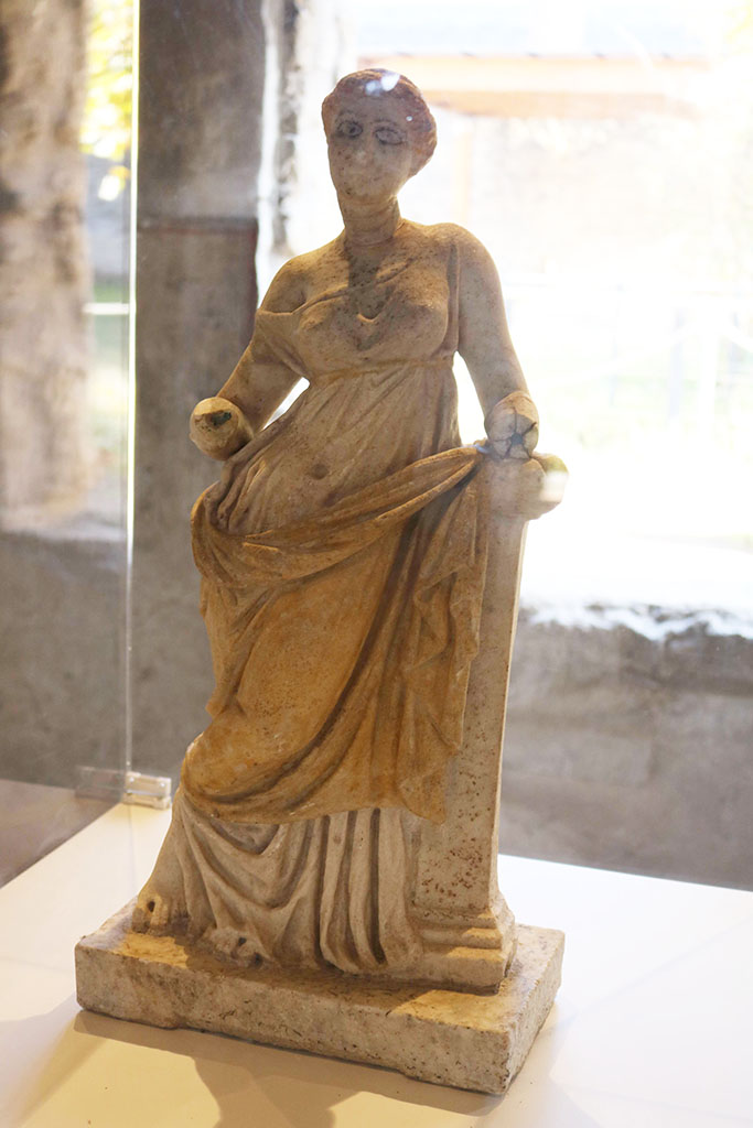 II.9.4 Pompeii. December 2018. Marble statuette of Venus with traces of painting. 
Archaeological Park of Pompeii, inv. no. 37999. Photo courtesy of Aude Durand.
