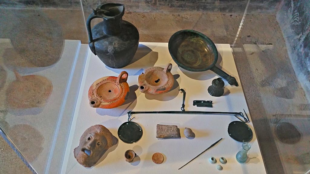 II.9.4 Pompeii. 2017/2018/2019. Room 8, display items. Photo courtesy of Giuseppe Ciaramella.