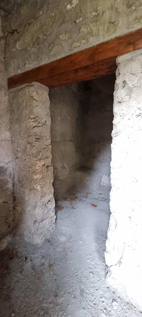 II.9.4 Pompeii. December 2023.
Looking through doorway into latrine. Photo courtesy of Miriam Colomer.

