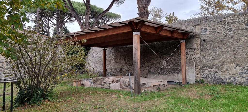 II.9.4 Pompeii. December 2023. Looking north-east across garden area 9, towards triclinium. Photo courtesy of Miriam Colomer.

