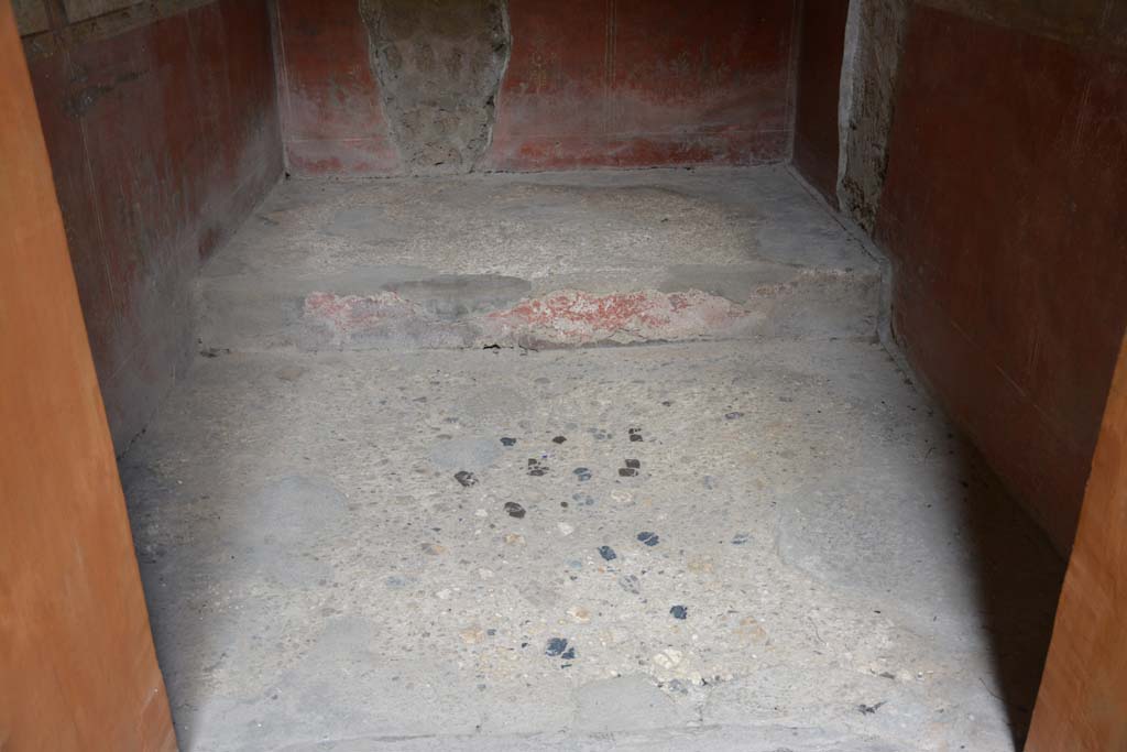 VI.15.1 Pompeii. July 2017. Looking north through doorway across flooring towards bed recess.
Foto Annette Haug, ERC Grant 681269 DÉCOR.
