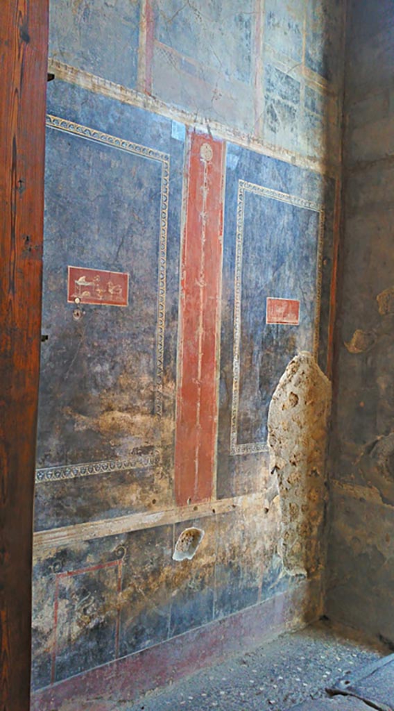 VI.15.1 Pompeii. December 2019. 
Vestibule (b), north wall. Photo courtesy of Giuseppe Ciaramella.
