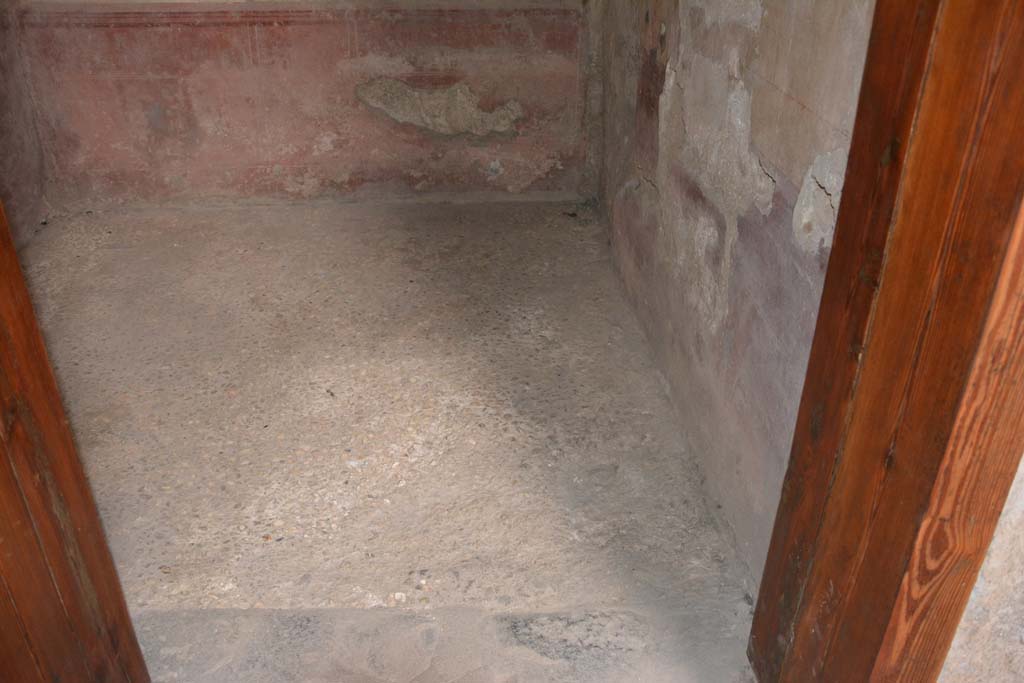 VI.15.1 Pompeii. July 2017. Looking east across flooring from doorway.
Foto Annette Haug, ERC Grant 681269 DÉCOR.

