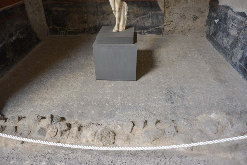 VI.15.1 Pompeii. July 2017. Detail of walling across north wall of south ala, and floor with rows of white tesserae. Looking south from atrium.
Foto Annette Haug, ERC Grant 681269 DÉCOR.

