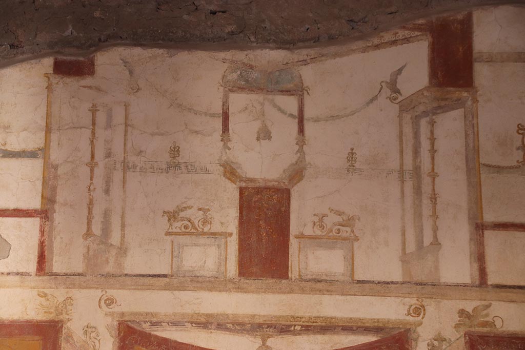 VI.15.1 Pompeii. October 2024. Painted decoration from upper centre of south wall of south ala h. Photo courtesy of Klaus Heese.