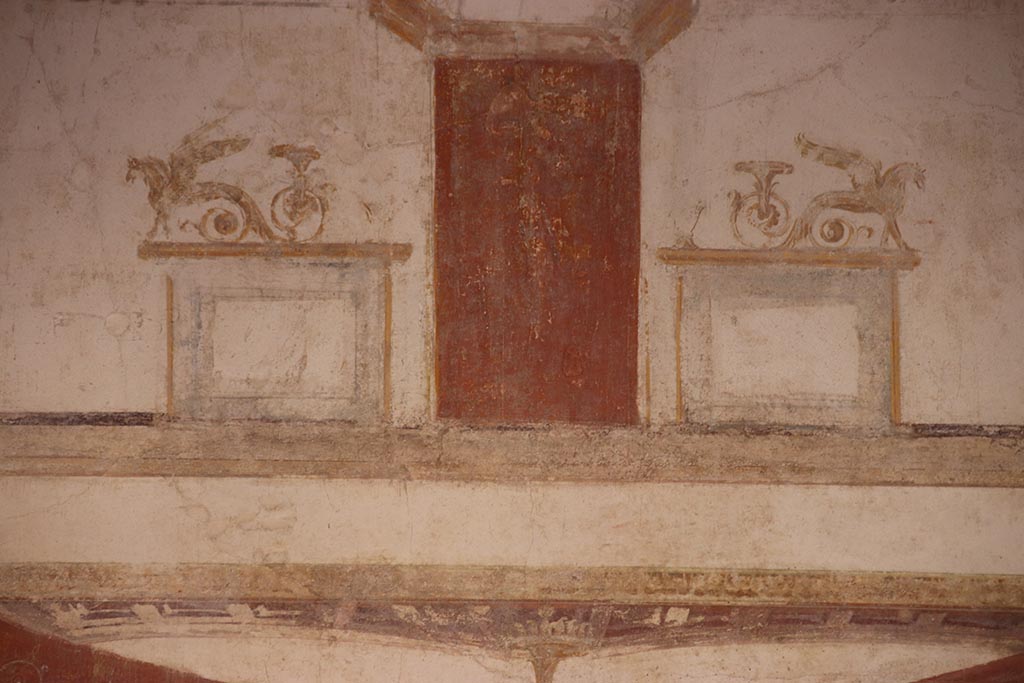 VI.15.1 Pompeii. October 2024. Detail of painted decoration from upper south wall of south ala h. Photo courtesy of Klaus Heese.