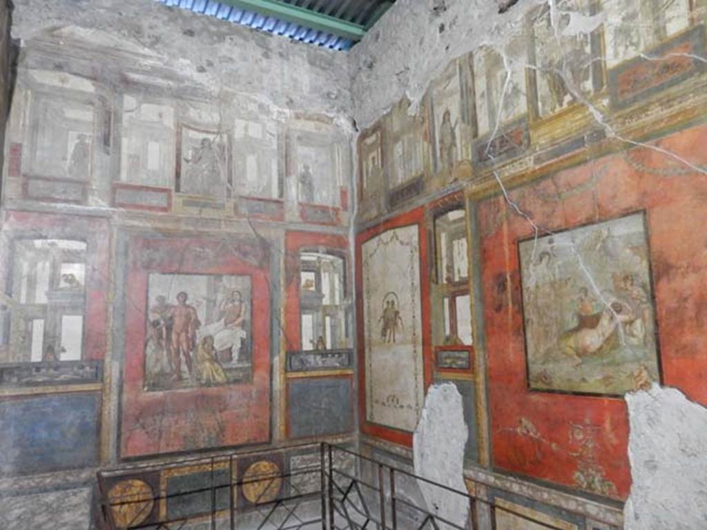 VI.15.1 Pompeii. May 2017. Looking towards the south-east corner of the exedra.
Photo courtesy of Buzz Ferebee.
