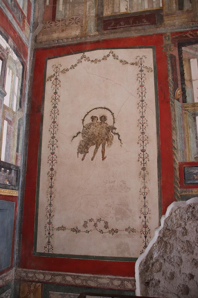 VI.15.1 Pompeii. October 2024.  
South wall of exedra, in south-east corner, with painting of two floating figures.
Photo courtesy of Klaus Heese.
