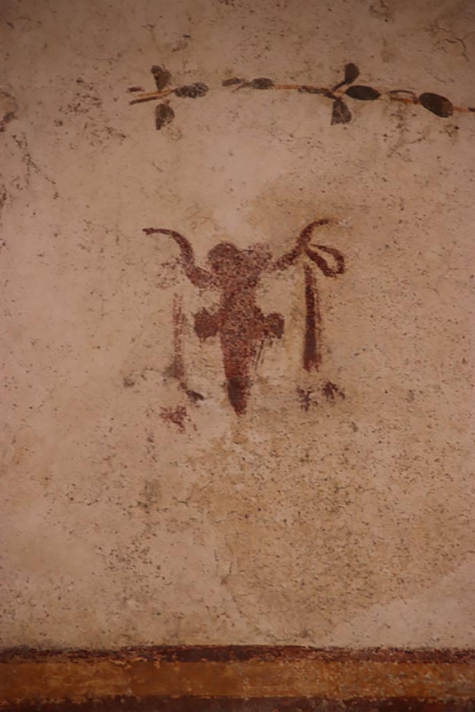 VI.15.1 Pompeii. October 2023. 
White cubiculum “u”, detail from panel at north end of east wall below eagle. Photo courtesy of Klaus Heese.
