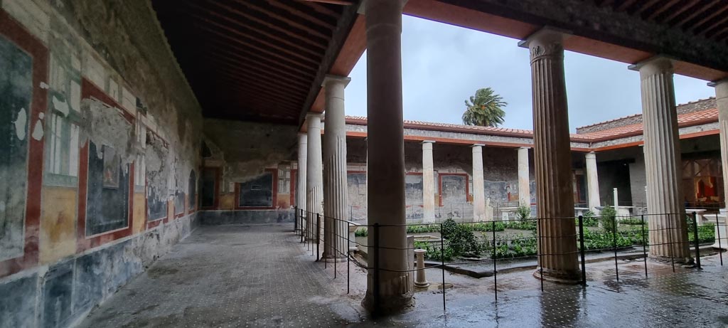 VI.15.1 Pompeii. January 2023. Looking west across south portico from south-east corner. Photo courtesy of Miriam Colomer.