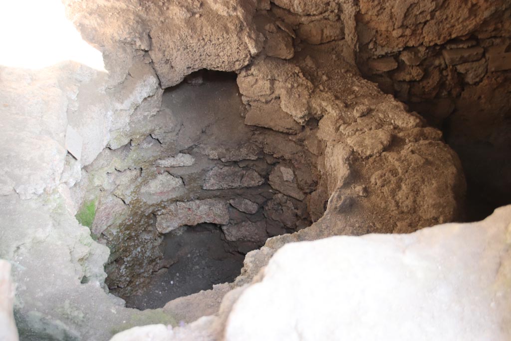 VI.15.27 Pompeii. October 2023. Detail of well in north-west corner. Photo courtesy of Klaus Heese.