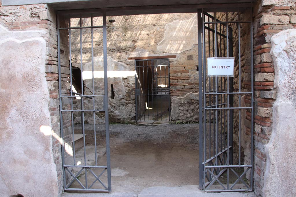 VI.15.27 Pompeii. October 2023. Looking north through entrance/exit doorway onto Vicolo di Mercurio. Photo courtesy of Klaus Heese.