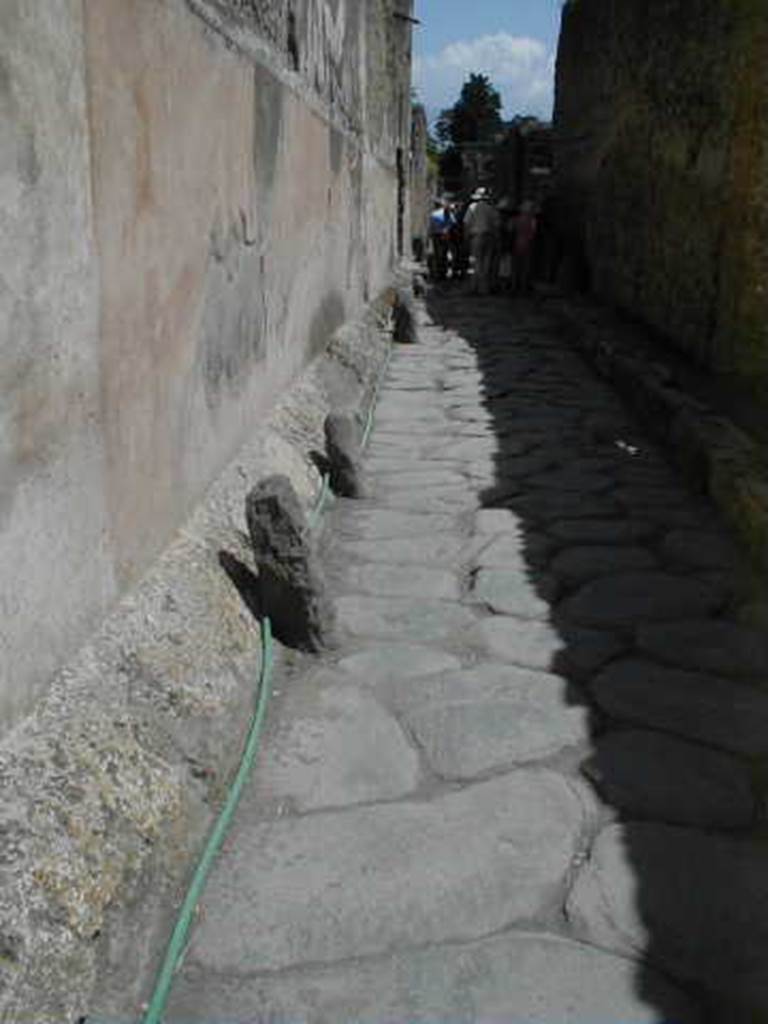 Vicolo di Mercurio. May 2005. Looking east along south wall of VI.15.27 and VI.15.1 House of the Vettii.
