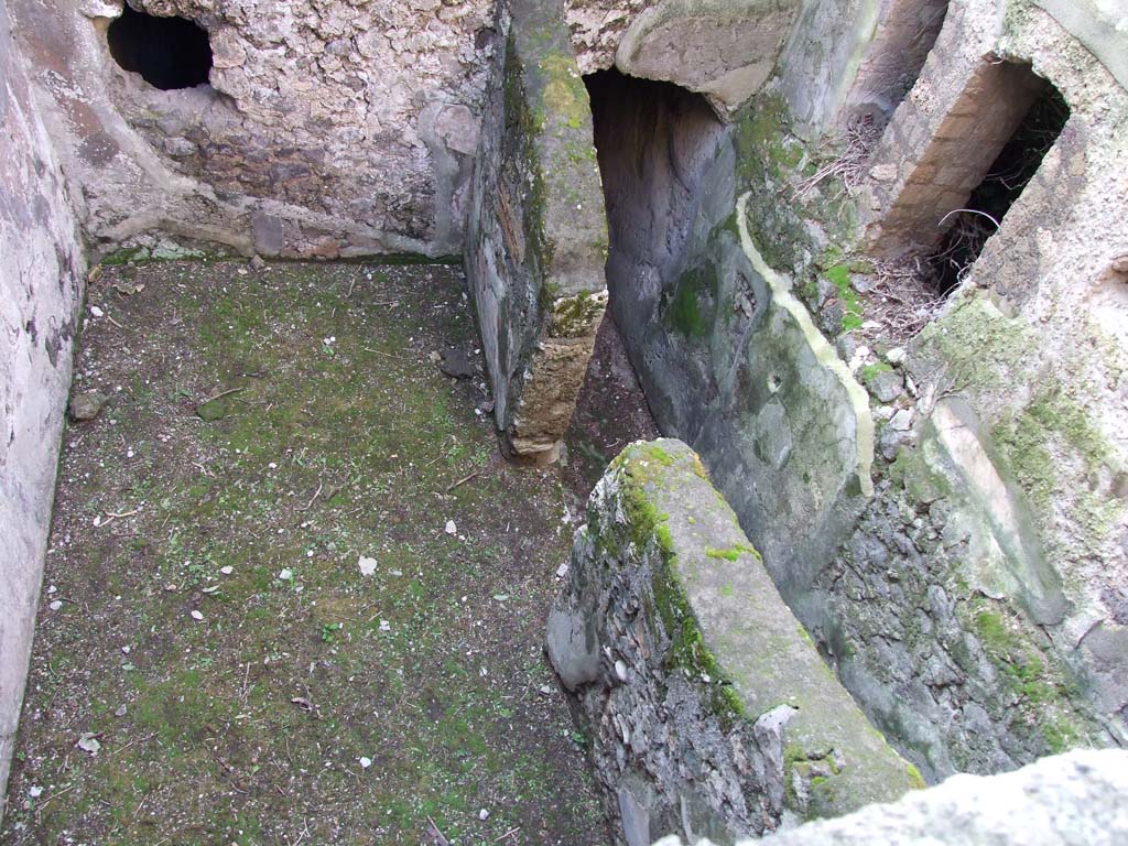 HGW24 Pompeii. December 2006. North side of peristyle, looking down onto lower level.
(The wording from this room (Villa Diomedes Project – area 66 or Fontaine, room 5,16) shown on the left, a room which was on the left (south) side of the corridor leading down to the lower level, is duplicated in the next Part.)
