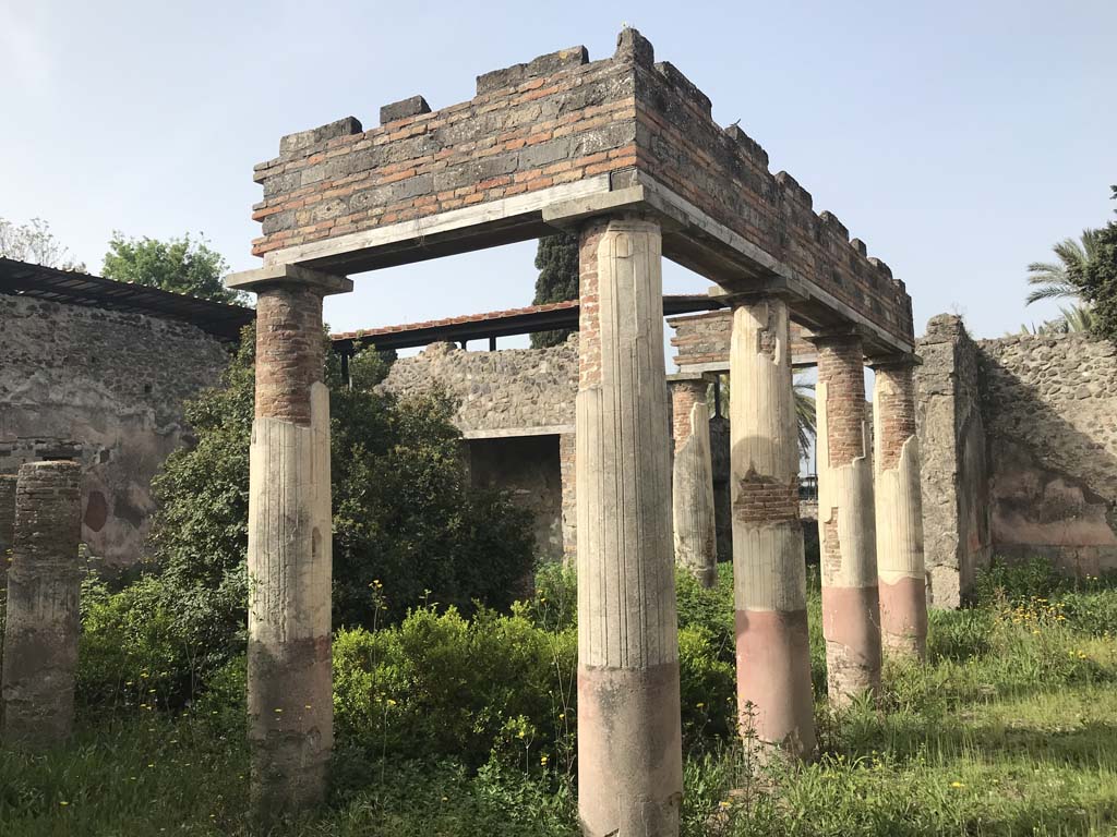 HGW24 Pompeii. April 2019. Looking west across north side of peristyle. 
On the right would be the ala, Fontaine’s room 2,3 in the north-west corner of portico.
On the La Vega plan, no.28 would have been found there, see photo below.  
Photo courtesy of Rick Bauer.
