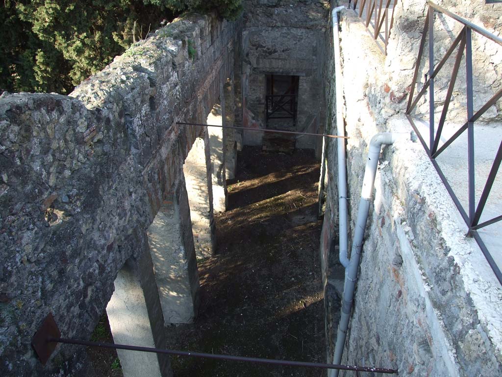 HGW24 Pompeii. December 2006. Looking north, down onto portico, from area of large exedra/loggia/terrace. 
(Villa Diomedes Project – area 63).


