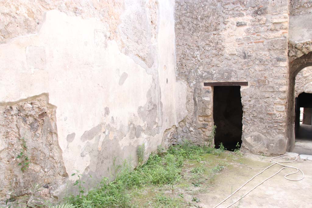 HGW24 Pompeii. September 2021. Looking towards south wall and doorway to room in west wall. Photo courtesy of Klaus Heese.