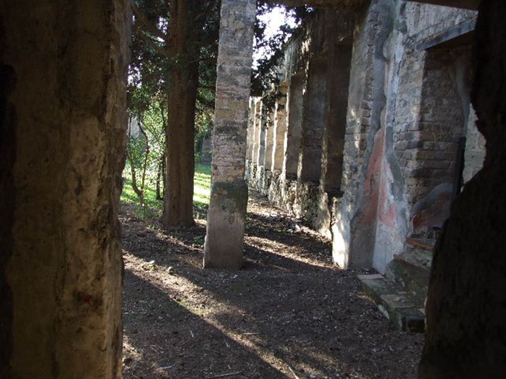 HGW24 Pompeii. December 2006. Looking west along the garden side of the north portico.
The steps on the right at the north end of the east portico, are near the end of the corridor from upper level. 
