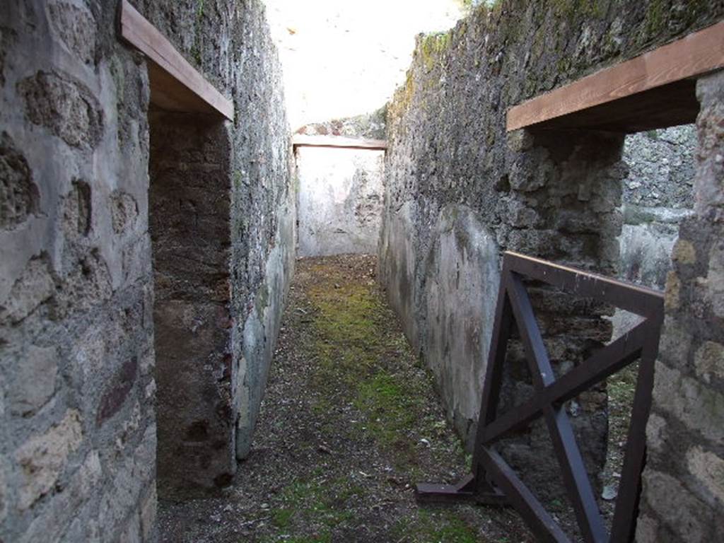 HGW24 Pompeii. December 2006. Corridor in south-east corner of garden area. 
(Villa Diomedes Project – area, corridor 50).
(Fontaine, room 5,3, corridor).
The doorway on the left leads into the large triclinium (5,5) room shown above.
The doorway on the right leads into the small room with window, in the south-east corner of the east portico. (5,4).
At the end of the corridor is a doorway leading into the room at the rear of the large room.
This room is shown below. (5,6).

