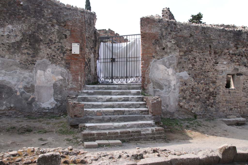 HGW24 Pompeii. September 2021. Looking west to entrance doorway. Photo courtesy of Klaus Heese.