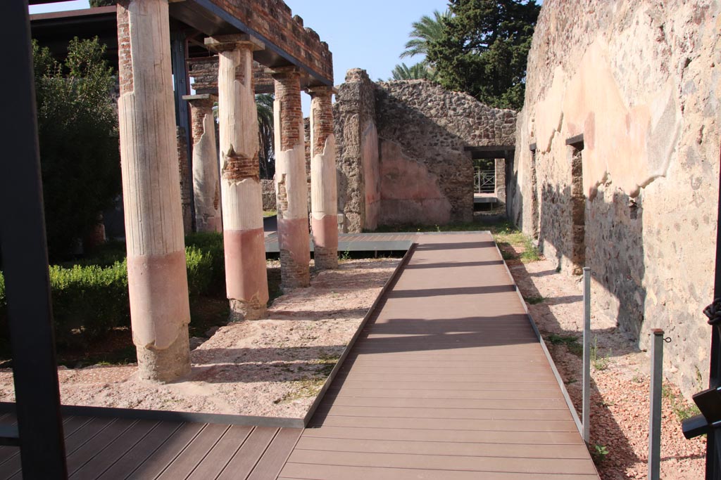 HGW24 Pompeii. Villa of Diomedes. October 2023. Looking west across peristyle from entrance doorway. Photo courtesy of Klaus Heese.