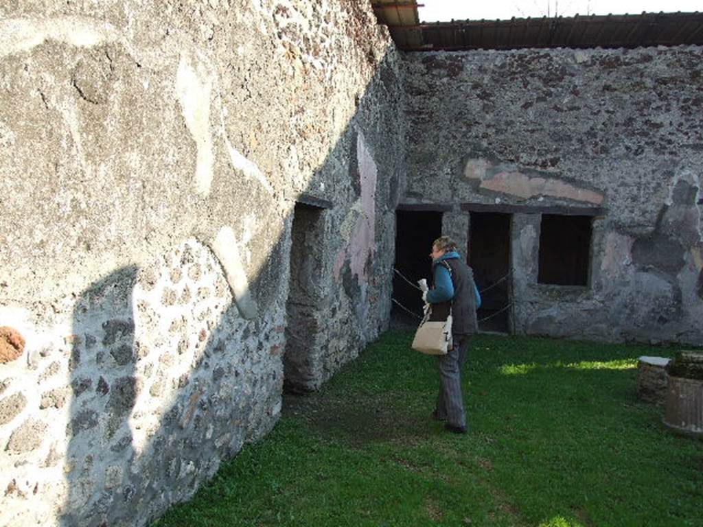 HGW24 Pompeii. December 2006. Looking south along east side of peristyle, and towards south-east corner.