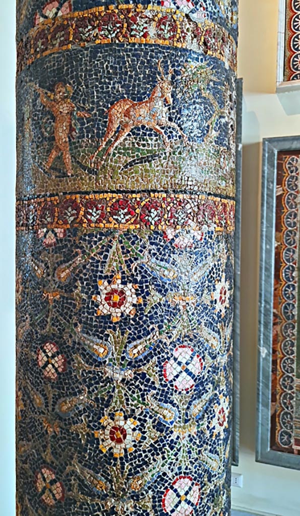 HGE12 Villa of the Mosaic Columns. September 2024.
Detail of stag and cupids lower on the mosaic column.
Now in Naples Archaeological Museum. Inventory number 10000.
Photo courtesy of Giuseppe Ciaramella. 
