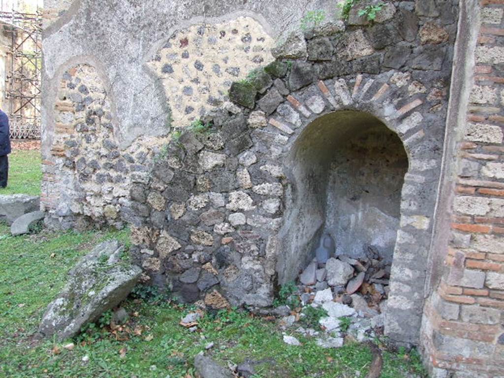 HGE12 Pompeii. December 2006. Second staircase against south wall of courtyard, with small niche below.