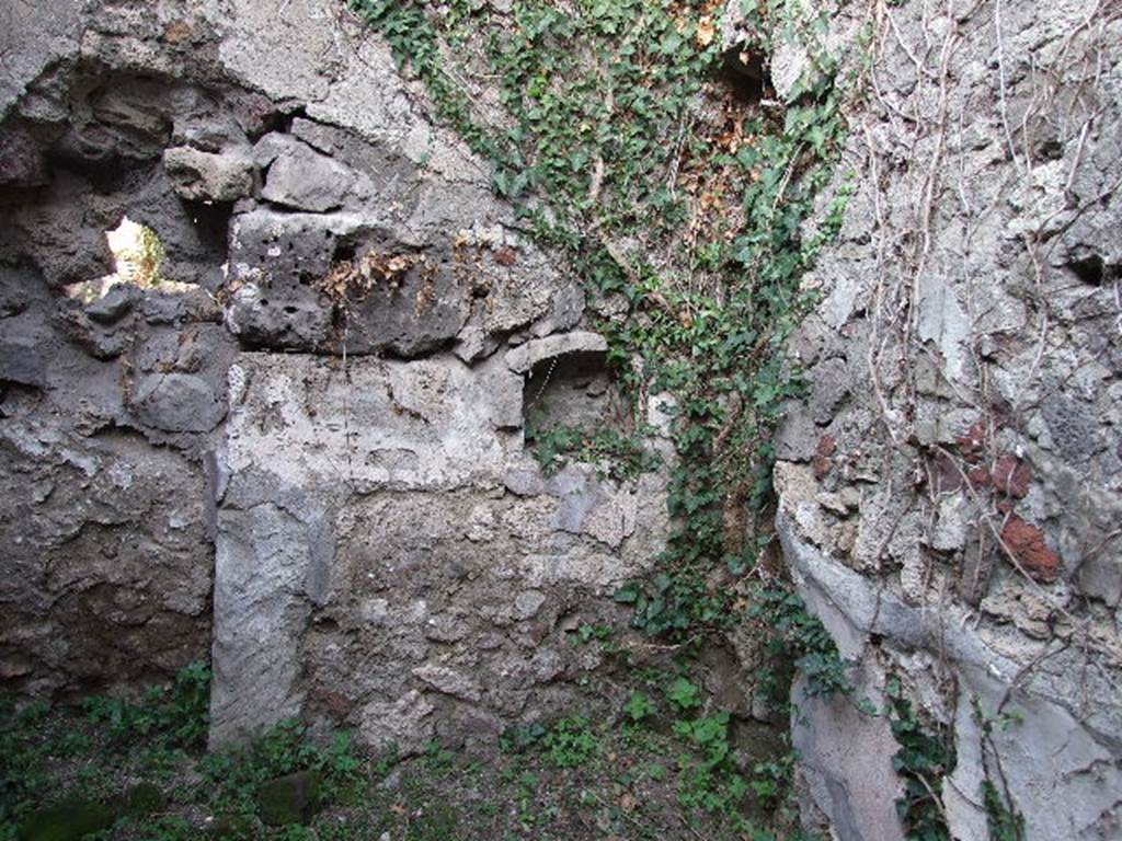 HGE12 Pompeii. December 2006. North-east corner of room, with niche. Was this the kitchen? According to Boyce, in the kitchen was un piccolo Larario..colla pittura del genio del loco. He thought this was probably a niche with a single serpent painted on the wall beside it. See Boyce G. K., 1937. Corpus of the Lararia of Pompeii. Rome: MAAR 14.  (p.97, no.480)

