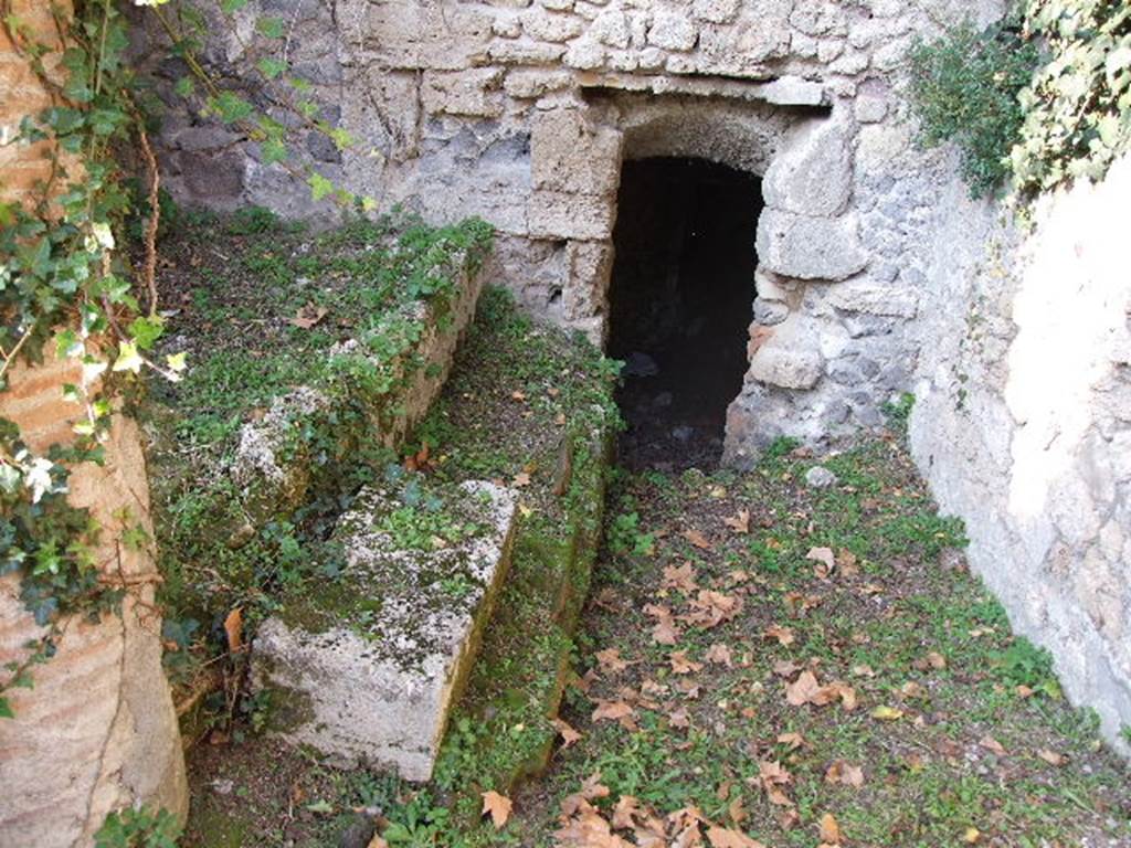 HGE12 Pompeii. December 2006. Entrance to cellar in room in north end of Villa.